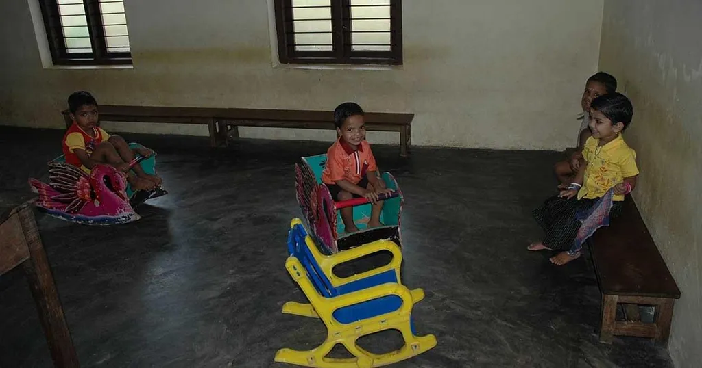 മുമ്പ് കുട്ടികളുടെ ക്ഷേമത്തെ ദാനധർമ്മത്തിന്റെയോ സാമൂഹിക സഹായത്തിന്റെയോ ഭാഗമായി കണ്ടിരുന്നുവെങ്കിൽ, 2000-കളോടെ അത് അവകാശമായി പരിഗണിക്കപ്പെടാൻ തുടങ്ങി. ഈ മാറ്റത്തിന്റെ ഫലമായാണ് ഐ സി ഡി എസ് സർവസാർവത്രികമാക്കൽ.