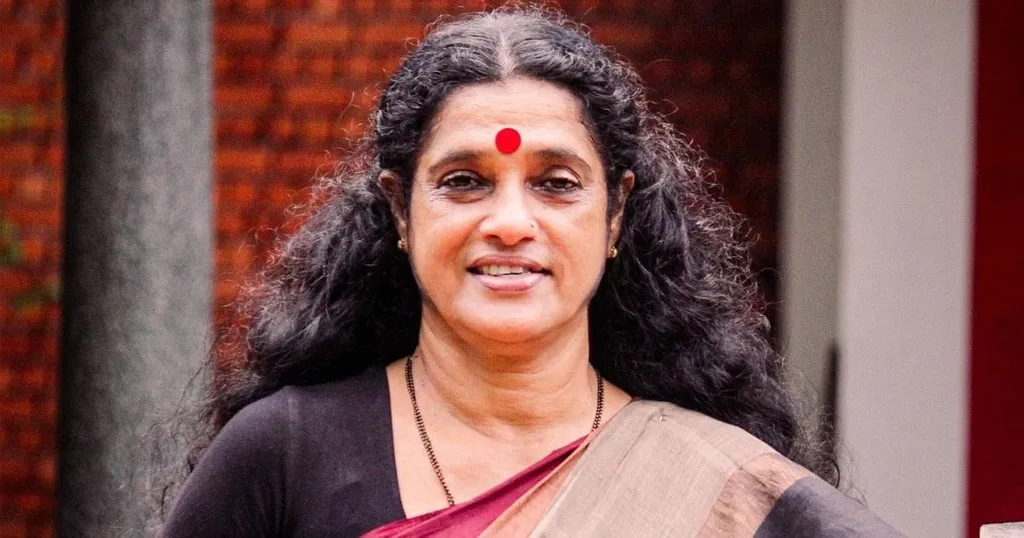 “ഒരു വനിതാ മുഖ്യമന്ത്രി വന്നാൽ എല്ലാ പ്രശ്നവും ഒറ്റയടിക്ക് തീരുമെന്ന് കരുതുന്നില്ല. വനിതകൾ രാഷ്ട്രപതിയും പ്രധാനമന്ത്രിയും ആയി. ഹിമാലയം കയറി, ബഹിരാകാശത്ത് പോയി, എന്നിട്ട് എല്ലാ പ്രശ്നവും തീർന്നോ’’ എന്നാണ് സി.എസ്. സുജാത കേരളത്തിലൊരു വനിതാ മുഖ്യമന്ത്രി വേണ്ടേ എന്ന ചോദ്യത്തോട് പ്രതികരിച്ചത്. 