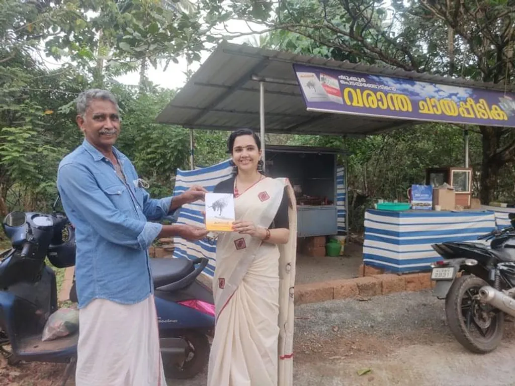 വാരാന്ത ചായപ്പീടികയിൽ വെച്ച് 'കനലാടി' ഡോ. ജൈനിമോൾക്ക് കൈമാറുന്ന ഷുക്കൂർ പെടയങ്ങോട് / Photo:  Shukkur Pedayangode, Fb