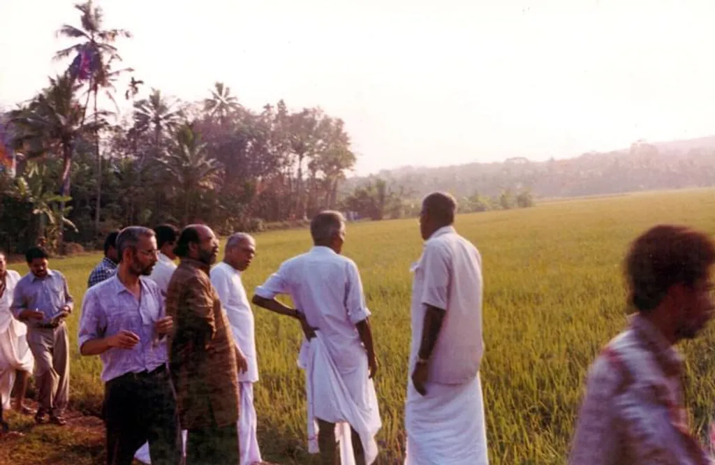 ജനകീയാസൂത്രണത്തിന്റെ ഭാഗമായി  ഉന്നതല മാർഗ്ഗനിർദ്ദേശ സമിതി ചോറ്റാനിക്കര പഞ്ചായത്ത് സന്ദർശിച്ചപ്പോൾ ചെയർമാൻ വി.എസ് അച്യുതാനന്ദൻ, തോമസ് ഐസക് എന്നിവർക്കൊപ്പം സി. ആർ. നീലകണ്ഠൻ. / Photo : Fb Page, Thomas Isaac.