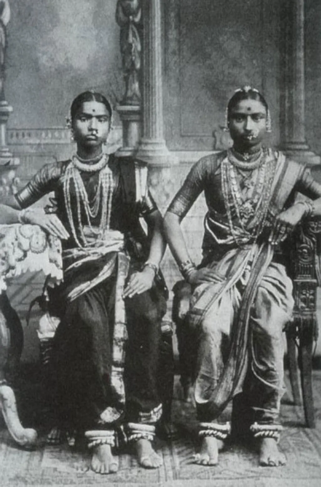 തമിഴ്‌നാട്ടിലെ ദേവദാസി നർത്തകർ (1920) / Photo: Wikimedia Commons