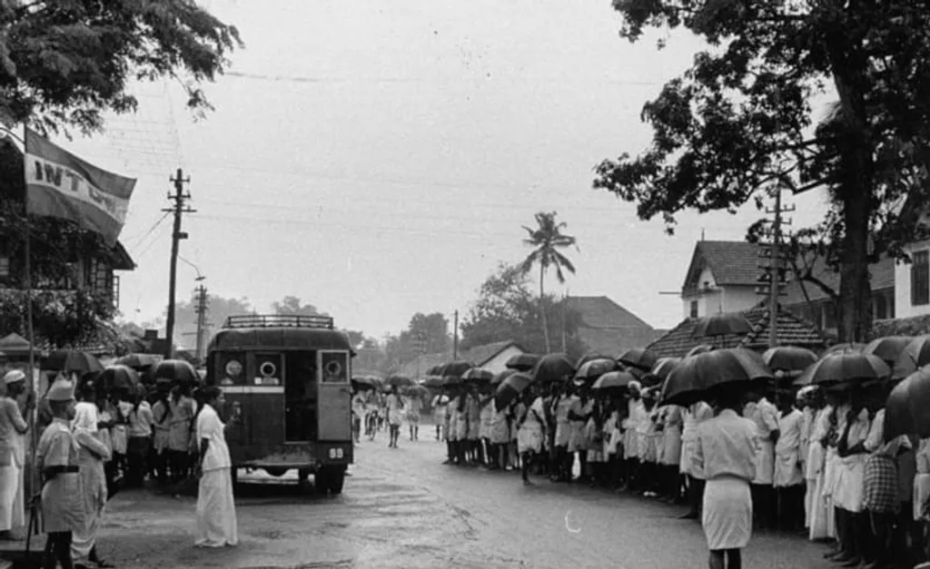 വിമോചന സമരാനുകൂലികൾ (1958). 'ഇടതുപക്ഷ രാഷ്ട്രീയത്തെ ഒറ്റപ്പെടുത്താനും ദുർബലപ്പെടുത്താനും തുടർച്ചയായി ശ്രമിക്കുന്ന ശക്തമായ വലതുപക്ഷ സാന്നിധ്യത്തെ വിസ്മരിച്ച്, മിശ്രവിവാഹം പോലുള്ള കാര്യങ്ങളിൽ സമൂഹത്തിലുണ്ടായ പിന്നോട്ടടിയെ വിശകലനം ചെയ്യാനാകില്ല. ജാതിമത ശക്തികൾക്ക് കേരള രാഷ്ട്രീയത്തിൽ ഇടപെടാൻ വഴിയൊരുക്കിക്കൊടുത്തത് വിമോചന സമരമാണ്.' / Photo: Keralaculture.org