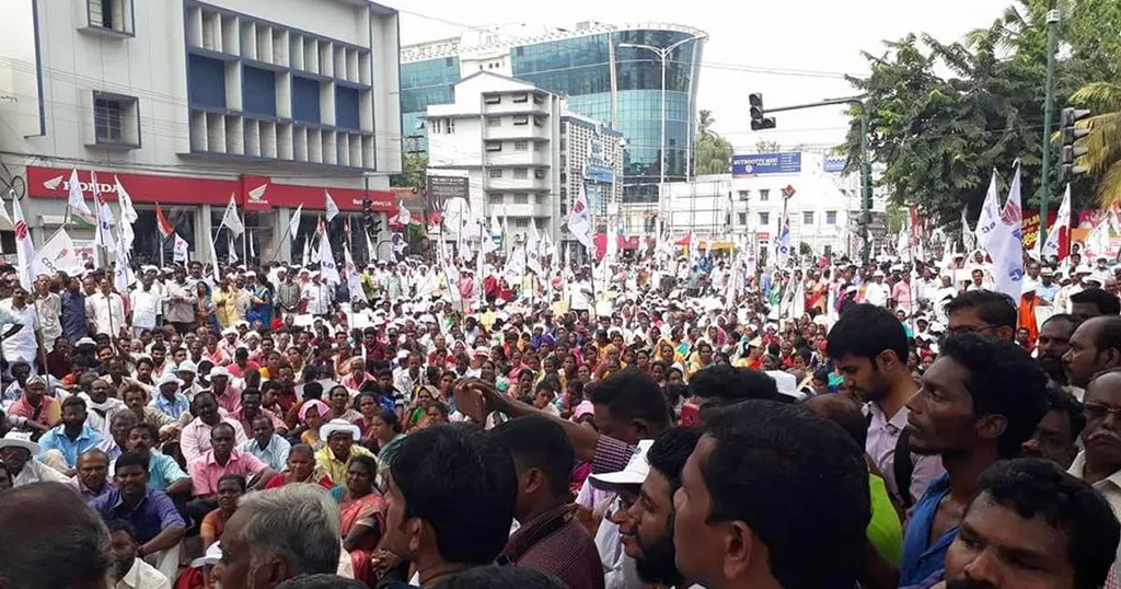 അഖിലേന്ത്യാ തലത്തിൽ കോൺഗ്രസിനായാലും കേരളത്തിൽ ഇടതുമുന്നണിക്കാണെങ്കിലും നിലപാടുകളിൽ പുറമേക്കെങ്കിലും ഒരു സെകുലർ ജനാധിപത്യഭാവം ഉണ്ടായിരുന്നു. എന്നാൽ സംവരണം പോലുള്ള കോർ ആയ വിഷയങ്ങളിൽ സവർണ താൽപര്യങ്ങൾ മറനീക്കി പുറത്തു വരുന്നതും കാണാം. 