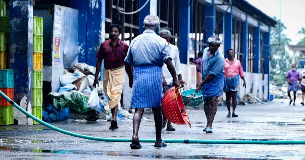 1000 രൂപയും പട്ടിണിക്കഞ്ഞിയും എന്ന നിലവിട്ട് അർഹമായ നഷ്ടപരിഹാരം മത്സ്യത്തൊഴിലാളികൾക്ക് ലഭ്യമാക്കേണ്ടതുണ്ട്.