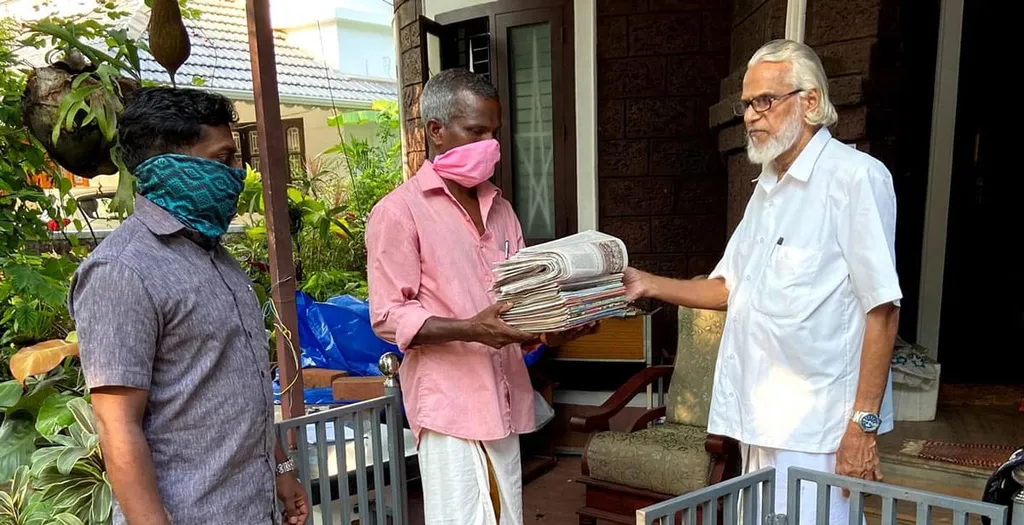 ‘വീ​ണ്ടെടുക്കാം വള്ളിക്കുന്നിനെ’ എന്ന കാമ്പയിന്റെ ഭാഗമായ ന്യൂസ്​ പേപ്പർ ചാലഞ്ച്​, കാമ്പയിൻ കൺവീനർ യു. കലാനാഥൻ മാഷ് പത്രക്കെട്ടുകൾ സി.പി.എം വള്ളിക്കുന്ന് ലോക്കൽ കമ്മറ്റി മെമ്പർ രാമകൃഷ്ണന് കൈമാറി ഉൽഘാടനം ചെയ്യുന്നു.