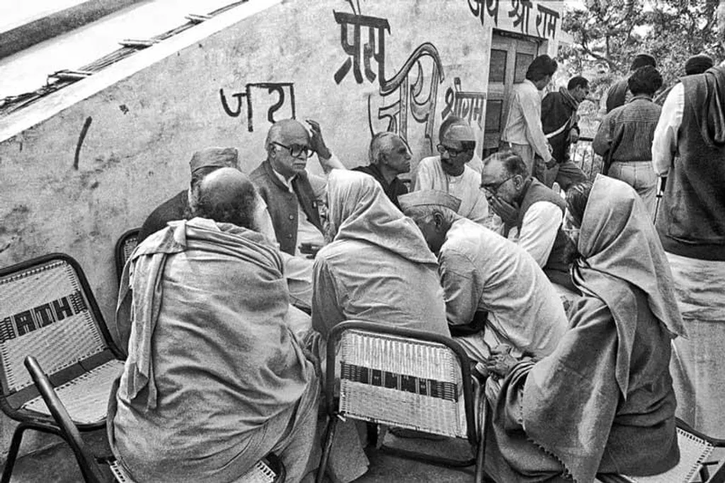 ബാബരി മസ്ജിദ് തകർക്കപ്പെട്ട ദിവസം രാവിലെ ബി.ജെ.പി നേതാവ് എൽ.കെ. അദ്വാനി രാമജന്മഭൂമി  മൂവ്മെൻറ് പ്രവർത്തകരെ കാണുന്നു. / ഫോട്ടോ: പ്രവീൺ ജയിൻ/ ദി പ്രിൻറ്, ദി പയനിയർ.