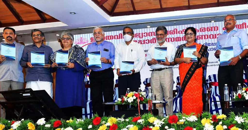 റിപ്പോർട്ട് സമർപ്പണ വേളയിൽ ഉന്നത വിദ്യാഭ്യാസ മന്ത്രി ആർ ബിന്ദുവിനോടൊപ്പം ഉന്നത വിദ്യാഭ്യാസ  പരിഷ്ക്കരണ സമിതി അദ്ധ്യക്ഷൻ ശ്യാം ബി മോനോനും മറ്റ് അംഗങ്ങളും