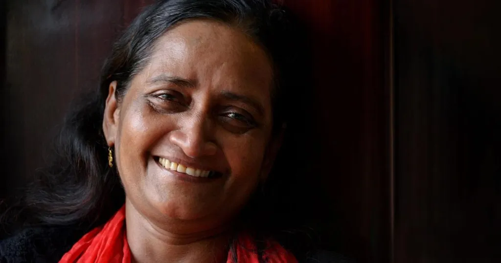 ജയശ്രീ എന്ന സ്ത്രീ രൂപപ്പെടുന്നത് മനോഹരമായ കാഴ്ചയാണ്. അവർ ബാല്യത്തിന്റെ പ്രസരിപ്പിലൂടെ കൗമാരത്തിന്റെ സ്വപ്നങ്ങളിലേക്കും പിന്നെ യൗവനത്തിന്റെ തീഷ്ണതയിലേക്കും പതുക്കെ പതുക്കെ ഒരു പൂവ് വിടരുന്ന പോലെ സ്വാഭാവികമായി പരിണമിക്കുകയാണ്. 