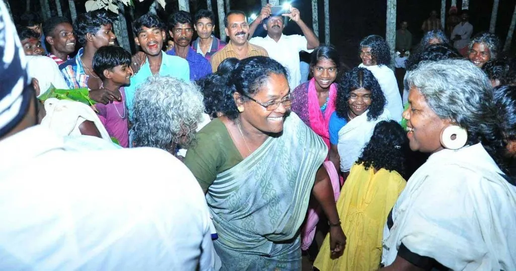 ജാനുവിൻ്റെ ആത്മകഥ എന്നതിനപ്പുറം ആദിവാസി ജീവിതങ്ങളുടെ ആത്മകഥയാണ് ‘അടിമമക്ക’. 