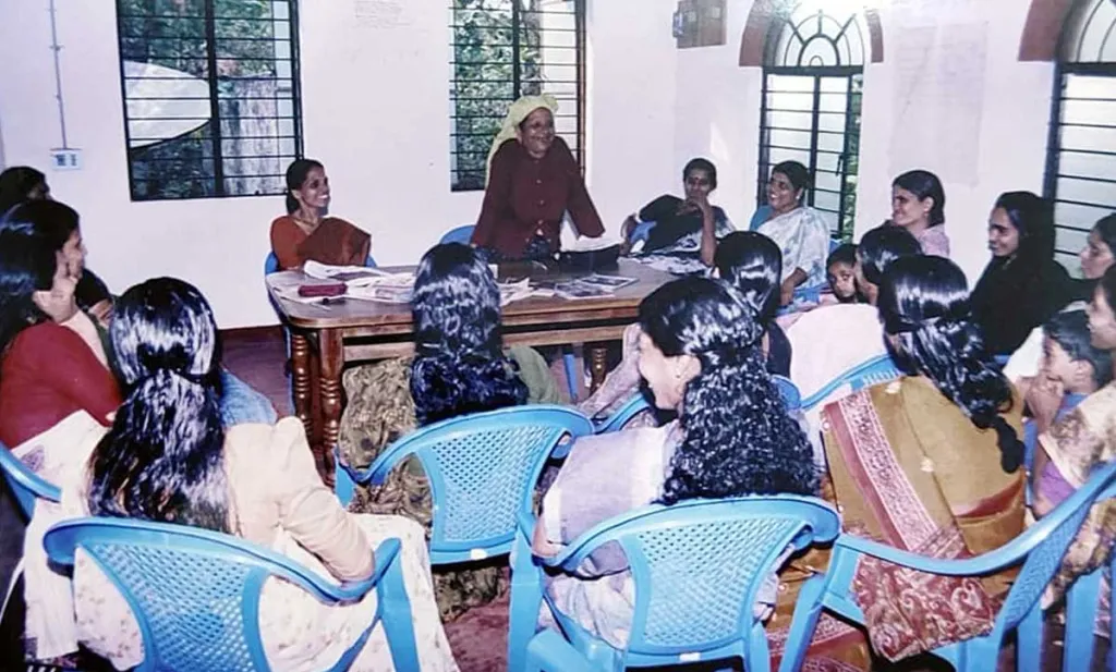 പുതിയ സ്ഥാപനങ്ങളോ സംവിധാനങ്ങളോ സൃഷ്ടിക്കുന്നതിനേക്കാൾ നിലവിലുള്ള കുടുംബശ്രീ സംവിധാനത്തെ പ്രയോജനപ്പെടുത്തുന്നത് സാമ്പത്തികമായി കൂടുതൽ കാര്യക്ഷമമാണ്.