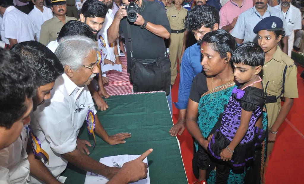 ജനസമ്പര്‍ക്ക പരിപാടിക്കിടെ ഉമ്മന്‍ ചാണ്ടി