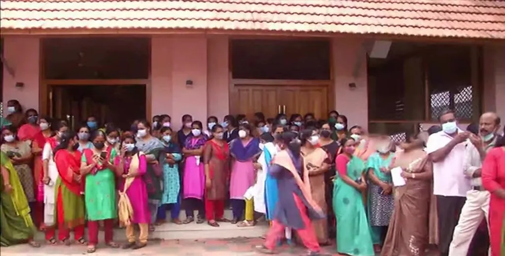 അധ്യാപകരുടെ ഉത്തരവാദിത്തങ്ങൾ ഇന്ന് ക്ലാസ് മുറിയിലെ അധ്യാപനത്തിൽ മാത്രം ഒതുങ്ങുന്നില്ല. ഭരണപരമായ ചുമതലകൾക്കൊപ്പം കൗൺസിലിംഗ്, സംഘർഷപരിഹാരം, രക്ഷാകർതൃ ആശയവിനിമയം, വിദ്യാഭ്യാസേതരമായ പരിപാടികളുടെ ഏകോപനം, സാങ്കേതിക പിന്തുണ തുടങ്ങിയ പലതരം ഉത്തരവാദിത്വങ്ങൾ ഇവരുടെ ചുമലിലേക്ക് എത്തുന്നു.
