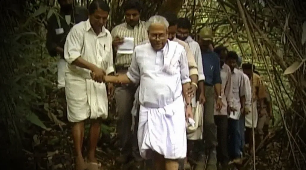 ഒരു രാഷ്ട്രീയ നേതാവിന്റെ ഔന്നത്യം അധികാരത്തിലല്ല, മറിച്ച് ജനങ്ങളോടും ഭൂമിയോടുമുള്ള ഉത്തരവാദിത്തത്തിലൂടെയാണ് സ്ഥാപിക്കപ്പെടേണ്ടതെന്ന് ഞാൻ വിചാരിക്കുന്നു. ഈ ദാർശനികതയ്ക്ക് ദൃശ്യരൂപം നൽകിയത് വി.എസ്. അച്യുതാനന്ദനായിരുന്നു.