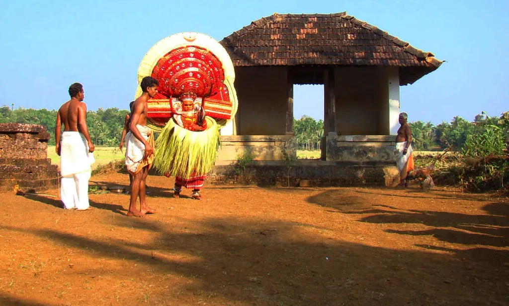 തെയ്യവുമായി യാതൊരു ബന്ധവുമില്ലാത്ത ആരാധനാരീതികളാണ് ക്ഷേത്രങ്ങളുടേത്. തെയ്യപ്പറമ്പുകൾക്ക് ചുറ്റുമതിലില്ല. എന്നാൽ അമ്പലത്തിനുണ്ട്. തെയ്യത്തിന് വിഗ്രഹമില്ല, എന്നാൽ അമ്പലത്തിലുണ്ട്.   Photo: Sreejith Kenoth / flickr