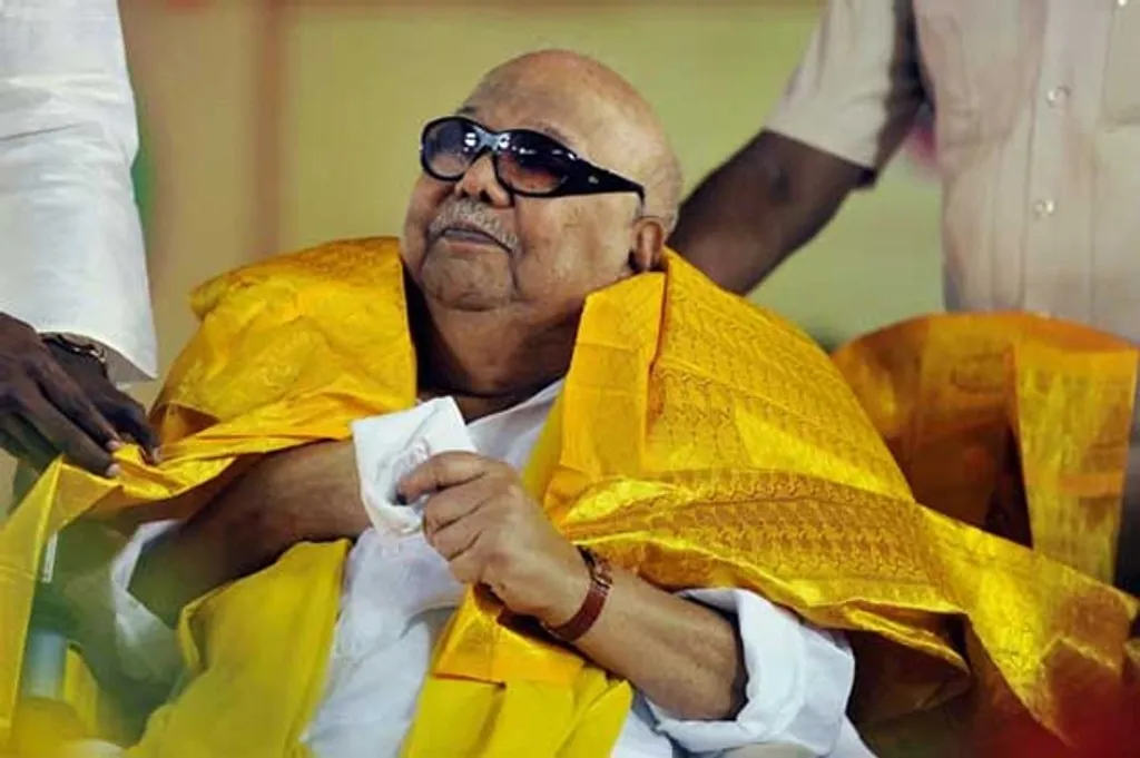 കരുണാനിധിയുടെ കാലം ഒരുപക്ഷെ  പെരിയാറിനെയും അണ്ണാദുരൈയെയുംകാൾ  പാർട്ടിക്കകത്തും പുറത്തും പ്രതിസന്ധികൾ നിറഞ്ഞതായിരുന്നു. ഭരണാധികാരത്തിലിരുന്നു കൊണ്ട് ബ്രാഹ്മണ്യാധിപത്യത്തിനെതിരെ എടുത്ത ധീരമായ നിലപാടുകൾ സവർണ്ണ സമുദായങ്ങളുടെ ശത്രുത ക്ഷണിച്ചു വരുത്തി.