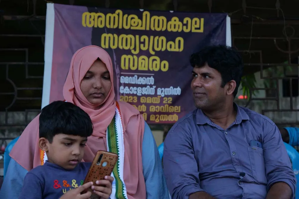 സമരത്തിനിടെ മകനോടൊപ്പം ഹർഷിനയും പങ്കാളി അഷ്റഫും / Photo : Muhammed Hanan, truecopythink.media 