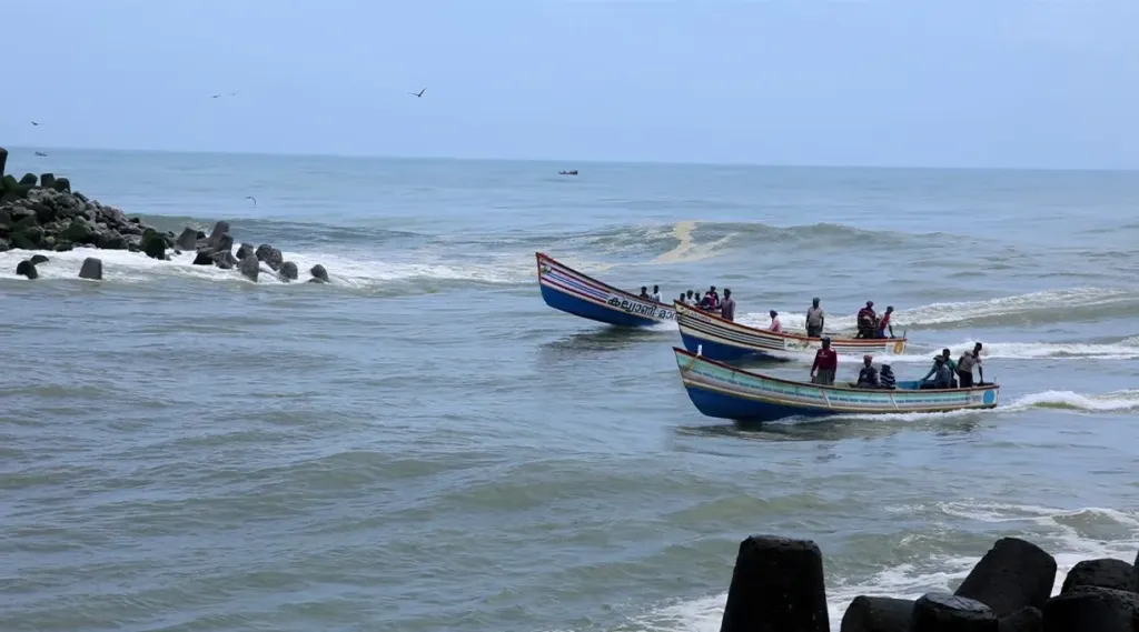 മീൻ കഴിക്കാൻ ഇഷ്ടപ്പെടുന്നവരോട് പറയാനുള്ളത്, സത്യാവസ്ഥ മനസ്സിലാക്കണമെന്നാണ്. കപ്പൽ മുങ്ങിയത് 28 കിലോമീറ്റർ പടിഞ്ഞാറ് മാറിയാണ്. മൽസ്യത്തൊഴിലാളികൾ (പ്രത്യേകിച്ച് പരമ്പരാഗത മേഖലയിലുള്ളവർ) ഏറ്റവും കൂടുതൽ മൽസ്യബന്ധനത്തിൽ ഏർപ്പെടുന്നത് 12 നോട്ടിക്കൽ മൈലിന് കിഴക്കാണ്. 