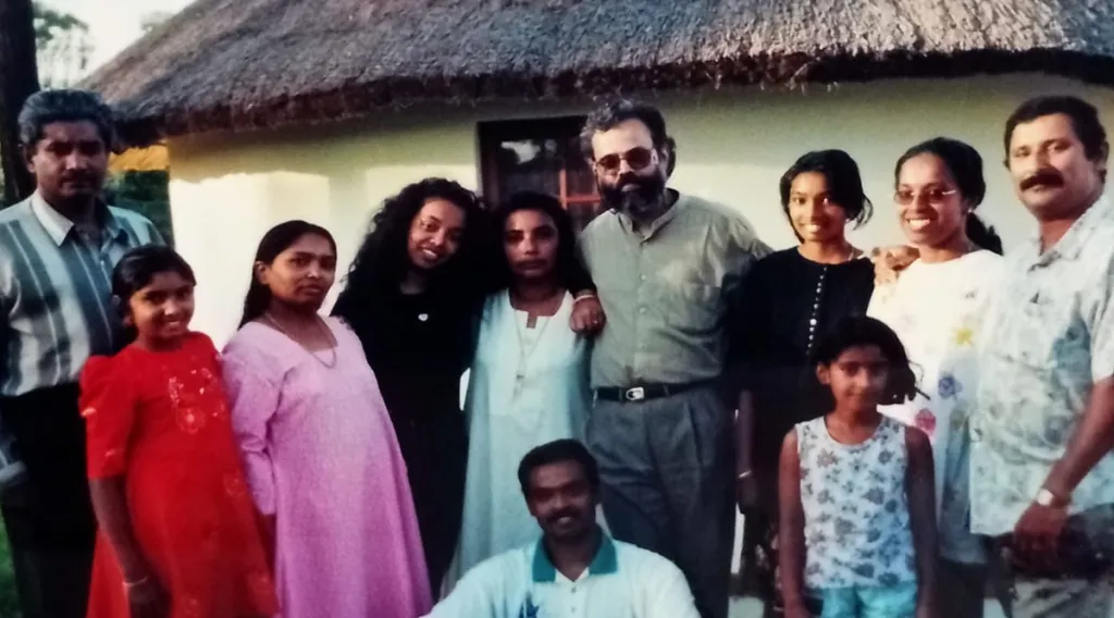  യു. ജയചന്ദ്രനും ജീവിതപങ്കാളി ബീന അലക്സും ദക്ഷിണാഫ്രിക്കൻ കാലത്തെ സുഹൃത്തുക്കൾക്കൊപ്പം