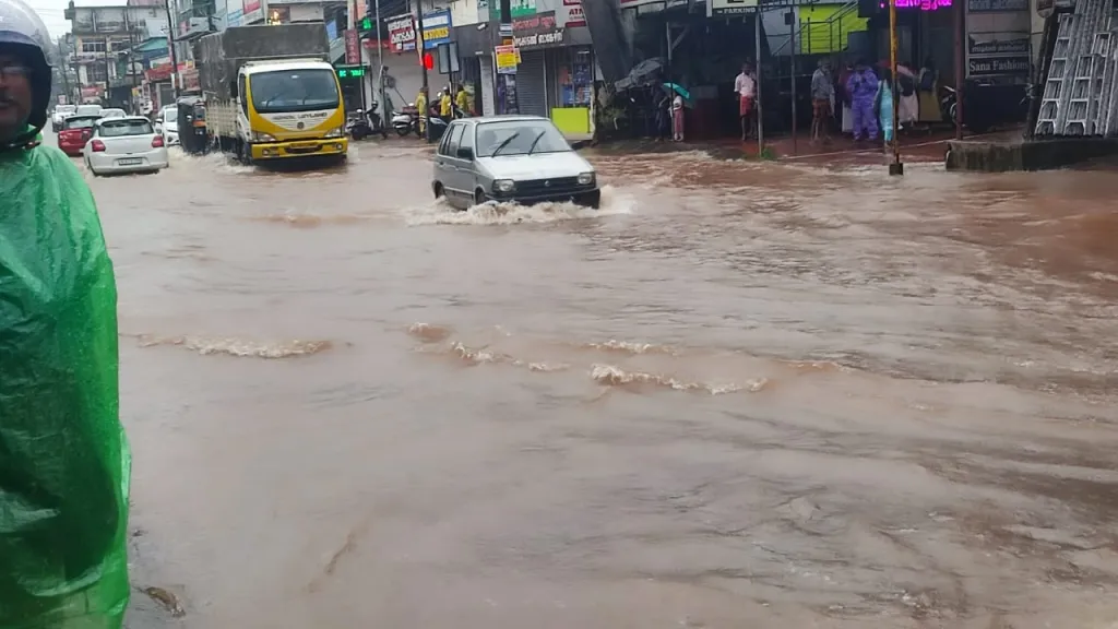 ഇന്നലെ തൃക്കാക്കരയിലുണ്ടായ കനത്ത മഴയിൽ രൂപ​പ്പെട്ട വെള്ളക്കെട്ട്