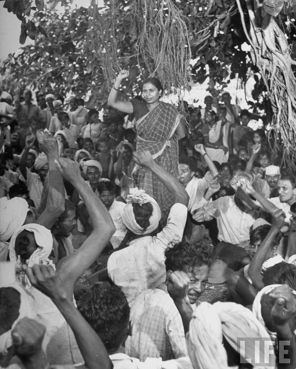 അക്കാലത്തിനു ശേഷം ഇന്ത്യയിലുണ്ടായ നിരവധി കർഷക സമരങ്ങളിലും തൊഴിലാളി മുന്നേറ്റങ്ങളിലും നിർണ്ണായക നേതൃശക്തിയായതും കമ്മ്യൂണിസ്റ്റുകാരും ഇടതുപക്ഷ ആശയങ്ങളുമാണ്. / Photo:  Godavari Parulekar ddressing the The Warli Revolt, led by the Kisan Sabha against oppression by landlords, was launched in 1945. | Margaret Bourke-White / The Hindu Archives.