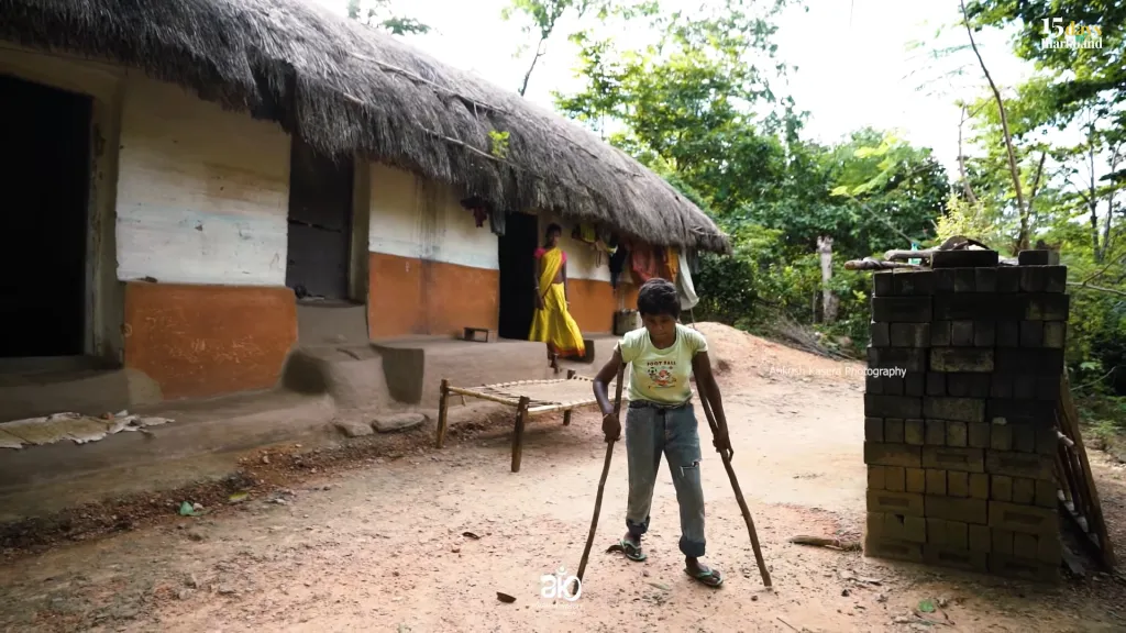 നഗരവികസനങ്ങൾക്കും സൗന്ദര്യവത്കരണത്തിനുമായി ചേരികൾ ഇല്ലാതാക്കുന്ന അതേ അവസരത്തിൽ സ്വകാര്യ വാഹനങ്ങളുടെ വർദ്ധനവിനെക്കുറിച്ചും അവയ്ക്കായി ആവശ്യമായ ഭൂമിയെക്കുറിച്ചും ബേല ഭാട്യയുടെ 'India's Forgotten Country: a view from the margins' എന്ന പുസ്തകം  പറഞ്ഞുവെക്കുന്നു.    Photo: Jadugoda: The Nuclear Graveyard / Ankush Kasera