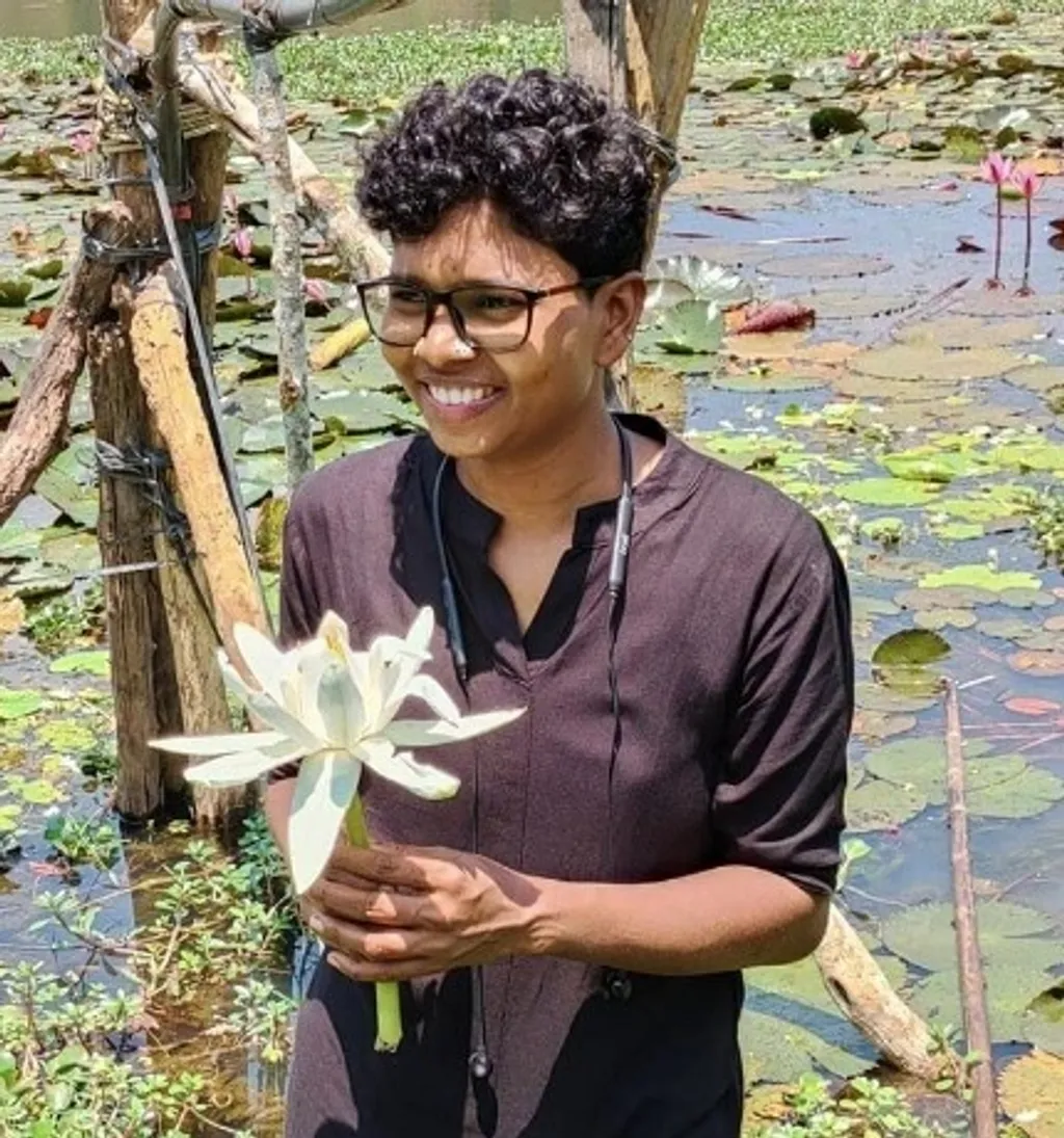 ഒരു ആദിവാസി യുവതി എന്നതിനപ്പുറത്തേക്ക് തന്റെ മുന്നിലെ പരിഷ്കൃത സാമൂഹ്യ വഴിയിലൂടെയാണ് തൻ്റെ തുടർയാത്ര  എന്ന പൂർണബോധ്യം ഇടതുനെഞ്ചിലെ ഉച്ചാലു മാസങ്ങൾ എന്ന പുസ്തകം  പറയുന്നുണ്ട്. 