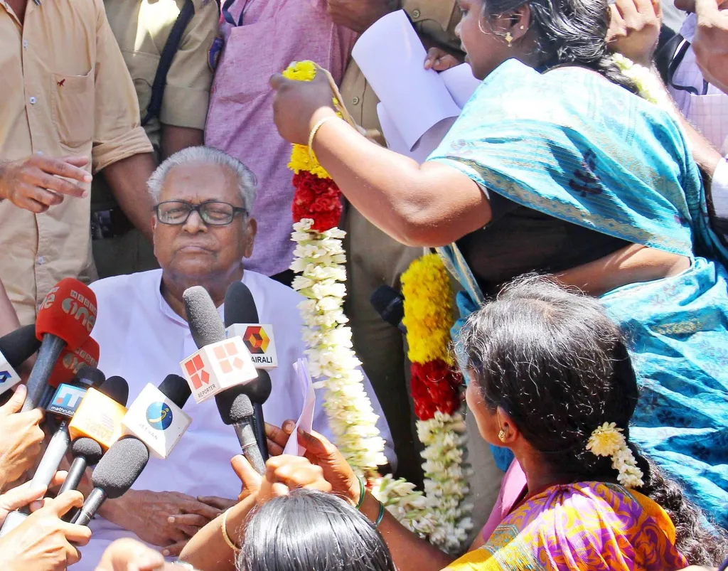 ഒരു സ്ത്രീയുടെ കാഴ്ചപ്പാടിൽനിന്ന് നോക്കുമ്പോൾ, വി.എസ്. അച്യുതാനന്ദൻ എന്ന വ്യക്തി മാത്രമല്ല, അദ്ദേഹത്തിന്റെ ധീരമായ നിലപാടുകളും ഔദ്യോഗികതയെ മറികടന്ന മനുഷ്യത്വവും നമുക്കുള്ള പിന്തുണയായാണ് തോന്നുന്നത്.
