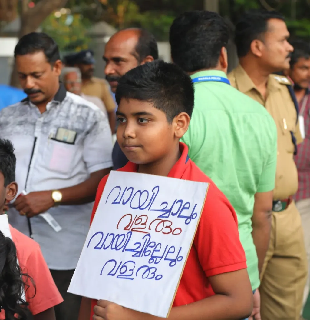 ഒന്നാം ക്ലാസിൽ അധ്യാപികയായ കൂട്ടുകാരി ഈ വർഷത്തെ വായനദിനത്തിന്റന്ന് പറഞ്ഞു, അവളുടെ ക്ലാസിലെ കുട്ടികളിൽ ചിലർ, ‘വായിച്ചാൽ വളരും വായിച്ചില്ലേൽ വളയും’ എന്ന കുഞ്ഞുണ്ണിക്കവിത കേട്ട് ആകെ എടങ്ങേറായെന്ന്.   Photo: Krithi International Book Fair 