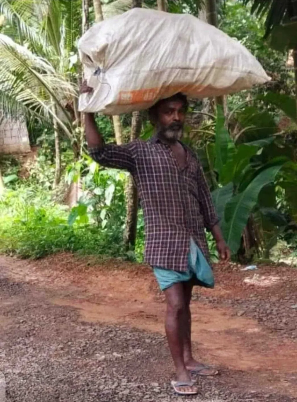 അടച്ചുറപ്പുള്ള വീടെന്ന സ്വപ്‌നത്തിലേക്കെത്താനാണ് ജോയി മനുഷ്യവിസർജ്യമടക്കമുള്ള മാലിന്യങ്ങൾ നിറഞ്ഞ അഴുക്കുചാലിലേക്ക് ഇറങ്ങിയത്. 