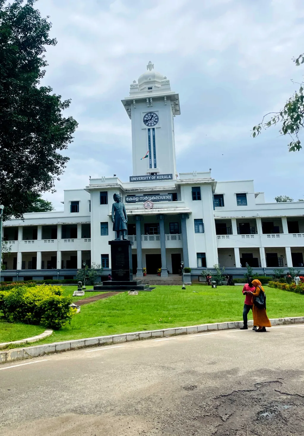 കേരളത്തിലെ ഏറ്റവും പ്രധാനപ്പെട്ട ഉന്നത വിദ്യാഭ്യാസ കേന്ദ്രമായ കേരള സർവകലാശാലയിലാണ് ഈ ജനാധിപത്യം വിരുദ്ധതയെന്നത്  ഞെട്ടിപ്പിക്കുന്ന കാര്യമാണ്. 