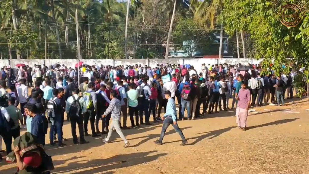 ‘വൻ തൊഴിലവസരങ്ങൾ’ വാഗ്ദാനം ചെയ്യുന്ന മിക്ക തൊഴിൽമേളകളിലും, പങ്കെടുക്കുന്ന ഓരോ സ്ഥാപനത്തിലും എത്ര ഒഴിവുകളുണ്ടെന്നോ, ജോബ് റോൾ എന്തെന്നോ, ശമ്പളം എത്രയെന്നോ, എത്ര  പേരെ സെലക്ട് ചെയ്തതെന്നോ യഥാസമയം അറിയാൻ കഴിയാറില്ല. 