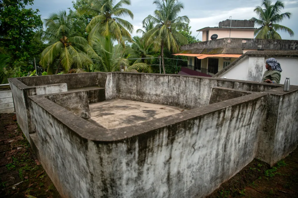 മരുന്നറയുടെ മുകള്‍പ്പരപ്പിലെ ഇരിപ്പിടം