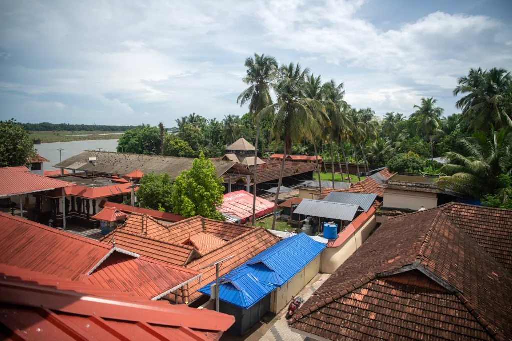 തിരുന്നാവായ നവാമുകുന്ദ ക്ഷേത്രത്തിന്റെ മുകൾഭാഗത്തുനിന്നുള്ള ദൃശ്യം.