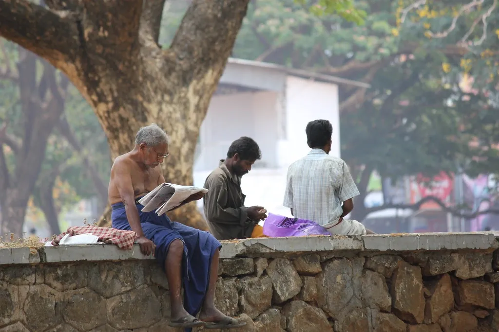 പത്രങ്ങൾ, വാരികകൾ, പ്രസിദ്ധീകരണങ്ങൾ പലതും വിസ്മൃതിയിലാണ്ടു. അവശേഷിക്കുന്നവയിൽ ഭൂരിഭാഗവും നന്നായി മെലിഞ്ഞു. / Photo: James Tholath 