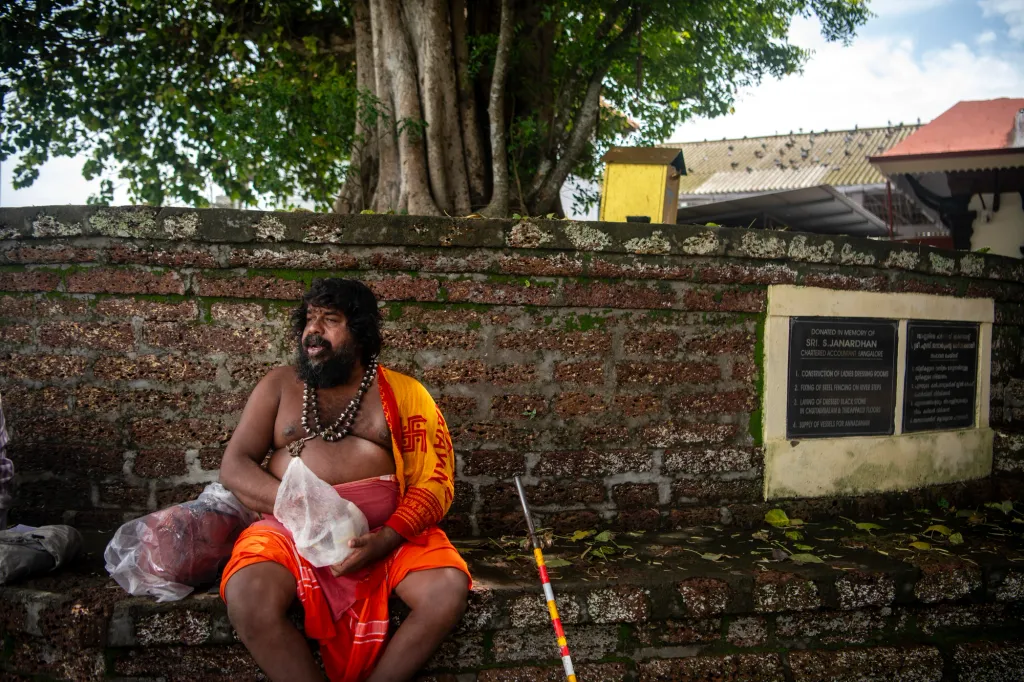 തിരുന്നാവായ നവാമുകുന്ദ ക്ഷേത്രത്തിലെ ആൽമരത്തിനു കീഴിലിരിക്കുന്ന സന്യാസി