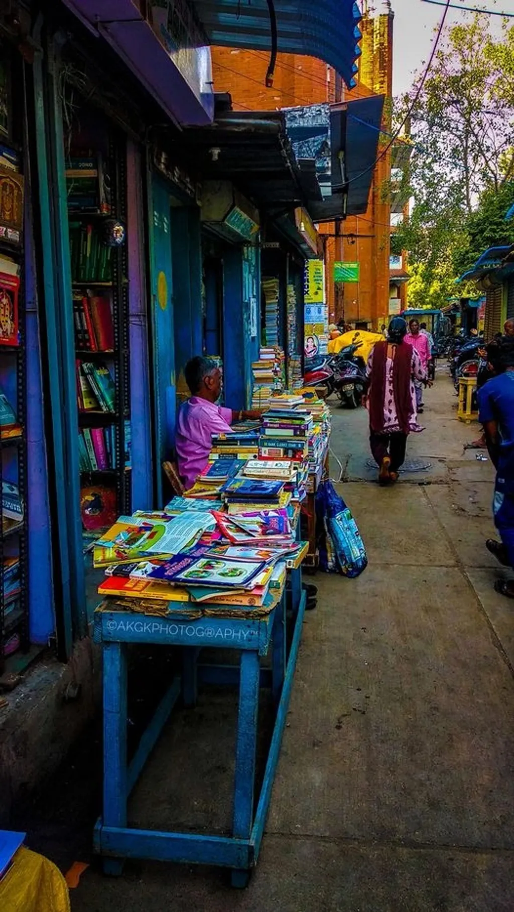 സകലരും സാഹിത്യകാരരായപ്പോൾ ഡി.ടി.പി ഓപ്പേറ്റർമാരെല്ലാം പുസ്തകപ്രസാധകരായി മാറി. പണ്ട് എൽ.ഐ.സി ഏജന്റുമാരെയും കവികളെയും മുട്ടിനടക്കാനാവില്ലായിരുന്നു. ഇപ്പോൾ ആ കൂട്ടത്തിൽ പുസ്തക പ്രസാധകർ കൂടിയായി എന്നു ചുരുക്കം./ Photo: Anish kumar