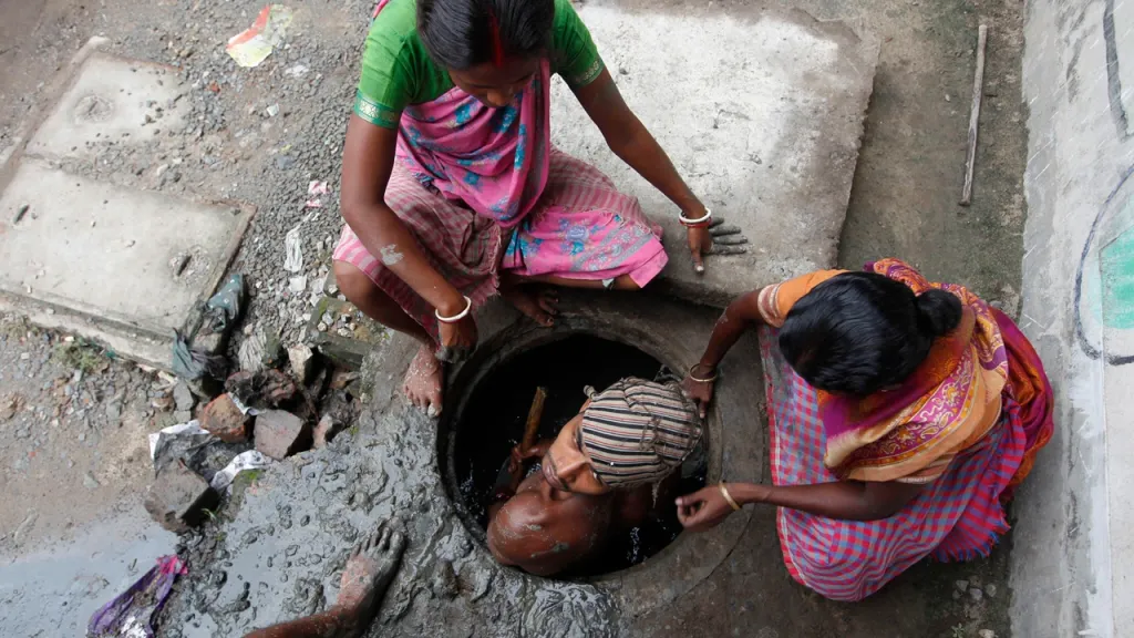 മാലിന്യ കൂമ്പാരങ്ങളും മലമൂത്രവിസർജനം നടത്തുന്ന ഇടങ്ങളിലെ മലിനജല സംവിധാനങ്ങളും പൊതു ഇടങ്ങളിലെ ശൗചാലയങ്ങളും വൃത്തിയാക്കുന്നവർക്കും വിസർജ്യമാലിന്യം നേരിട്ട് കൈകാര്യം ചെയ്യേണ്ടിവരുന്നു. 