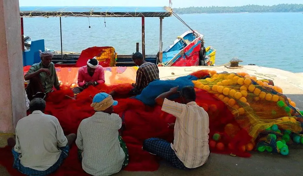 മത്സ്യത്തൊഴിലാളികളുടെ ഉപജീവനത്തെക്കുറിച്ച് കടുത്ത ആശങ്ക ഉയർത്തുന്നതാണ് വിഴിഞ്ഞം തുറമുഖ പദ്ധതി.  / Photo : Wikimedia Commons 