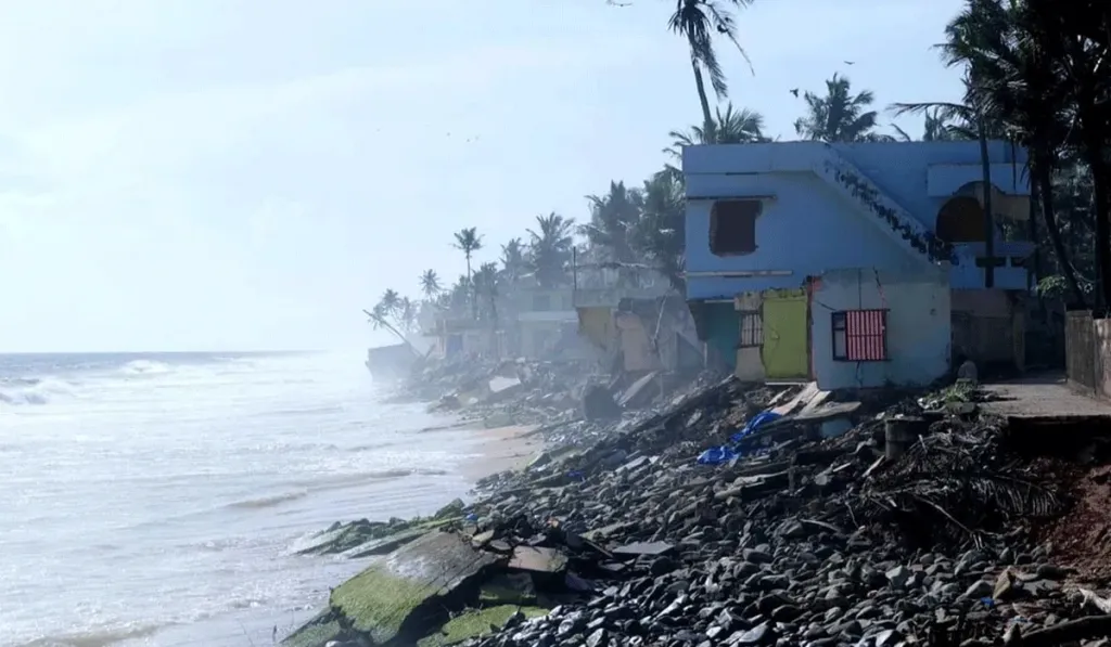 തുറമുഖ നിർമ്മാണം തീരദേശ മണ്ണൊലിപ്പിനും കടലേറ്റത്തിനും കാരണമാകുന്നുണ്ട്.