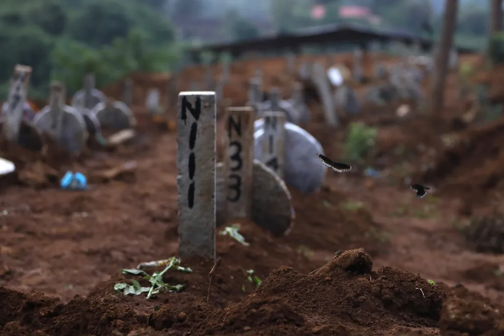 ഒറ്റ രാത്രിയിൽ ജീവൻ നഷ്ടമായ, നൂറുകണക്കിന് മനുഷ്യദേഹങ്ങളാണ് മതജാതിവിഭിന്നതകളില്ലാതെ ഒരേ മണ്ണിൽ അടക്കപ്പെട്ടത്.