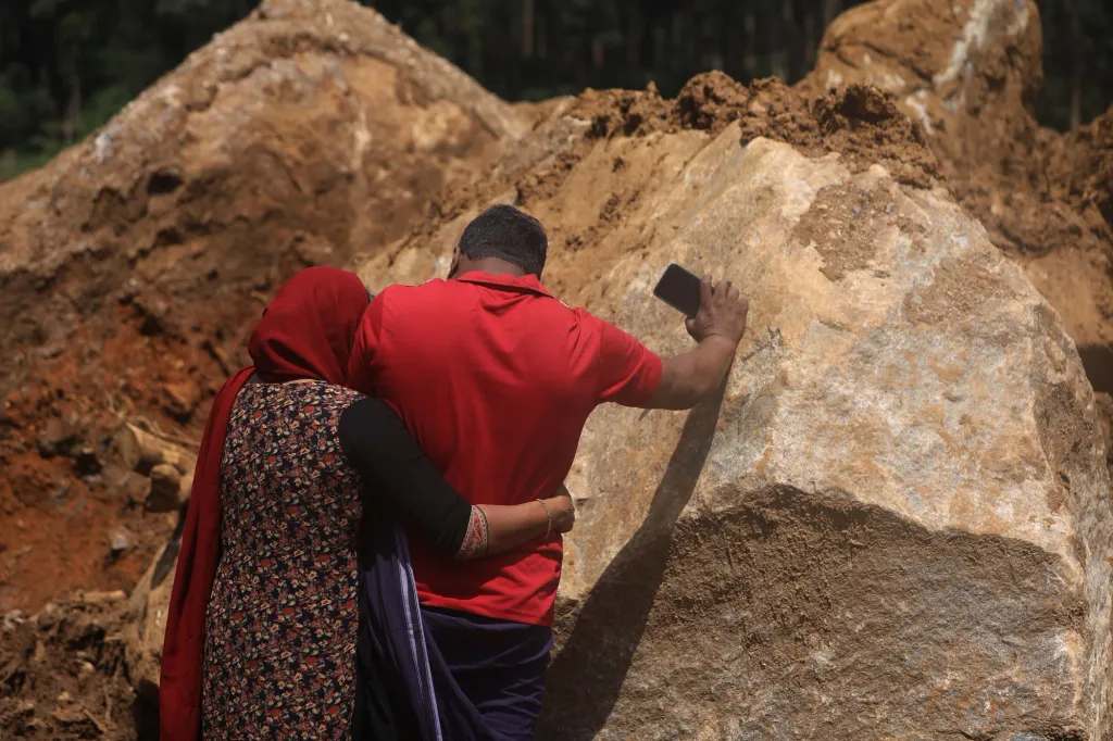 പുഞ്ചിരിമട്ടത്ത് വീട് നിലനിന്നിരുന്ന സ്ഥാനത്ത് തളർന്ന് നിൽക്കുകയാണ് മുഹമ്മദലിയും സഹോദരിയും. ഒരൊറ്റ രാത്രി കൊണ്ട് വീട് നിലനിന്നിരുന്ന സ്ഥാനത്ത് വലിയ പാറക്കല്ലുകൾ മാത്രമായി മാറി. കുടുംബത്തിൽ നിന്നും രണ്ട് ജീവനുകൾ നഷ്ടമായി. അപകടസാധ്യതയെ മുൻകണ്ട് നിരവധി കുടുംബങ്ങൾ പ്രദേശത്ത് നിന്ന് ഒഴിഞ്ഞുപോയിരുന്നു.