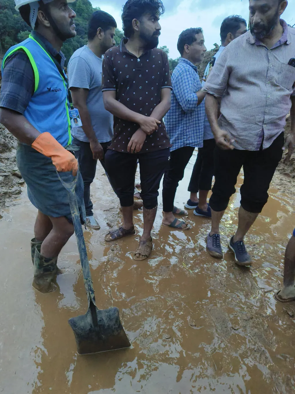 പുത്തുമല ഭാഗത്ത് ഇടവിട്ട് മഴ പെയ്യുന്നുണ്ടെന്ന് യൂനാഫ് പറഞ്ഞു. പതിനൊന്നര വരെ സോണി കോംപ്ലക്സിൽ തുടർന്നു. മഴ കുറഞ്ഞപ്പോൾ ഓഫീസിലേക്ക് പോയി. 