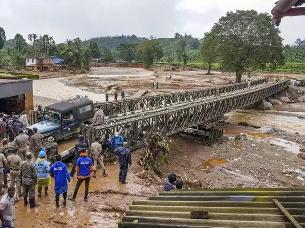 ചൂരൽമലയിൽ നിന്ന് മുണ്ടക്കൈയിലേക്ക് തീർത്ത ബെയ്‌‌ലി പാലം.