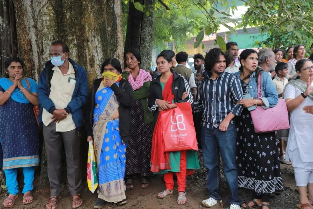 എല്ലാം നഷ്ടപ്പെട്ടിട്ടും, ആ യാഥാർത്ഥ്യവുമായി പൂർണമായും പൊരുത്തപ്പെടാനാവാത്ത  കുറെയാളുകളാണ് ഇന്ന് ദുരന്തഭൂമിയിലുള്ളത്.