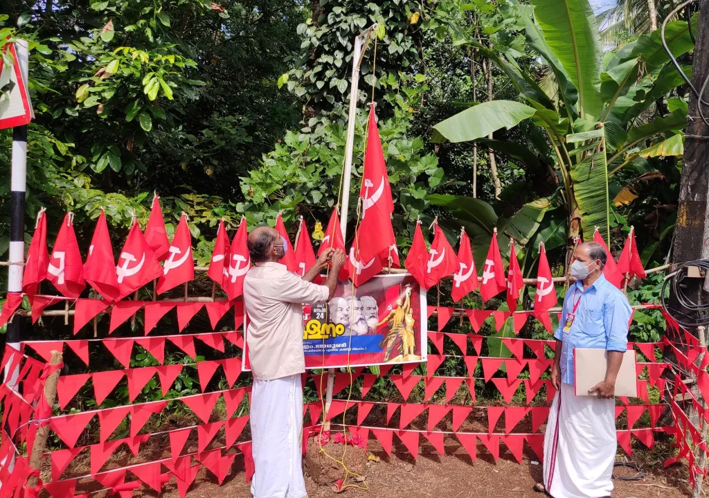 സി.പി.ഐ-എമ്മിന്റെ 24-ാം പാർട്ടി കോൺഗ്രസിന്റെ മുന്നോടിയായ ബ്രാഞ്ച് സമ്മേളനങ്ങൾ സെപ്തംബർ ഒന്നിന് തുടങ്ങും. കേരളത്തിൽ 38,426 ബ്രാഞ്ചുകളാണുള്ളത്. ഒക്ടോബറിൽ 2,444 ലോക്കൽ കമ്മറ്റി സമ്മേളനങ്ങൾ നടക്കും. പാർട്ടിയെ ജനങ്ങളുമായി ബന്ധിപ്പിക്കുന്ന പരമപ്രധാനമായ ഘടകങ്ങളാണ് ബ്രാഞ്ചുകളും ലോക്കൽ കമ്മറ്റികളും. Photo: Nitheesh Narayanan / Twitter 