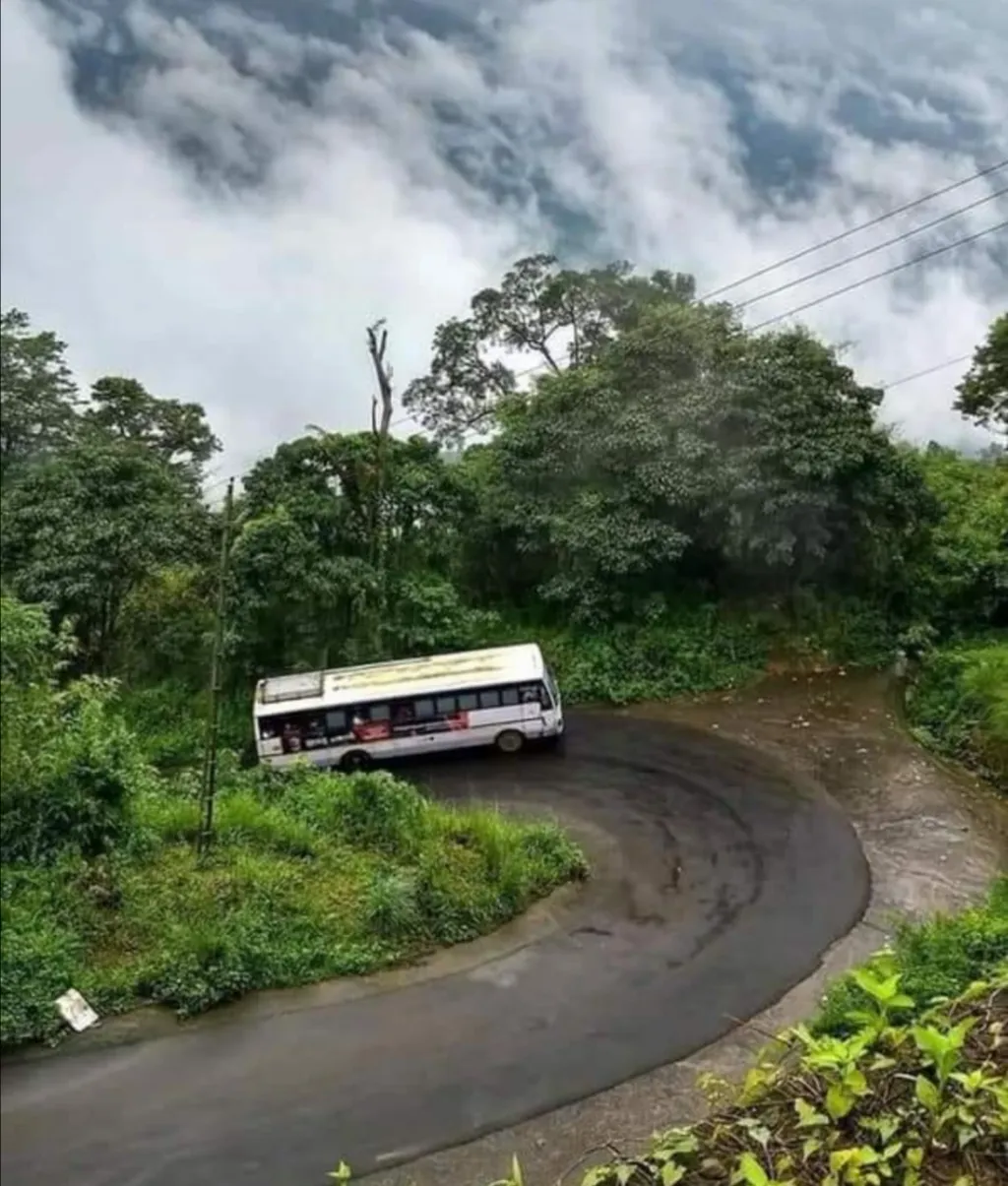 മലയോര മേഖലയിൽ ഒരു റോഡ് നിർമിക്കുമ്പോൾ 40 ഡിഗ്രിയിലുള്ള കുന്നുകളെല്ലാം ഇടിച്ചാണ് നിർമാണം നടക്കുന്നത്. / Photo: Johaan Yesudasan