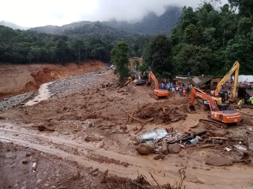 ഉരുൾ ഒഴുക്കിമറിച്ചിട്ടത് ഒരു ഗ്രാമത്തെ ഒന്നാകെയാണ്. വർഷങ്ങളായുള്ള അനേകം മനുഷ്യരുടെ അത്യാധ്വാനങ്ങളെയാണ് അത് വിഴുങ്ങിക്കളഞ്ഞത്. 