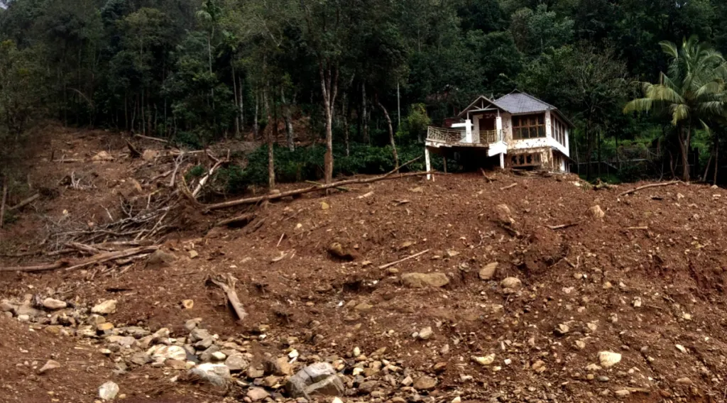 പെട്ടിമുടി ദുരന്തത്തിൽ അവശേഷിച്ച കെട്ടിടം