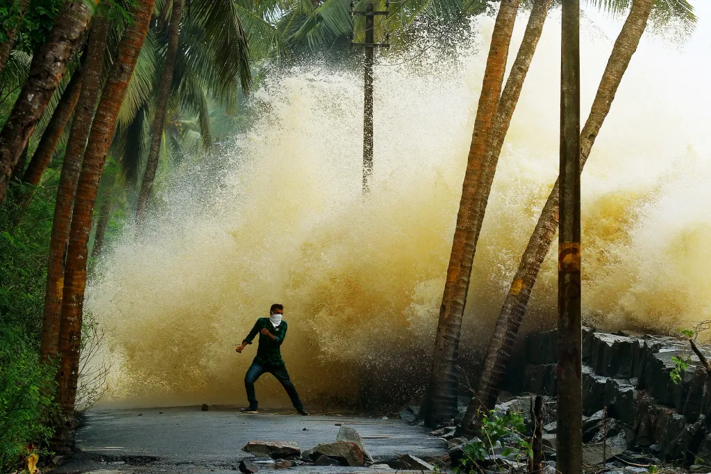 ഇപ്പുറത്തും വികസനം, അപ്പുറത്തും വികസനം എന്ന മട്ടിൽ ചെകുത്താനും കടലിലുമിടയിൽ പെട്ടുപോകുമ്പോഴുള്ള അവസ്ഥയിലാണ് കേരളം എന്നു പറയാം. / Photo: Prasoon Kiran