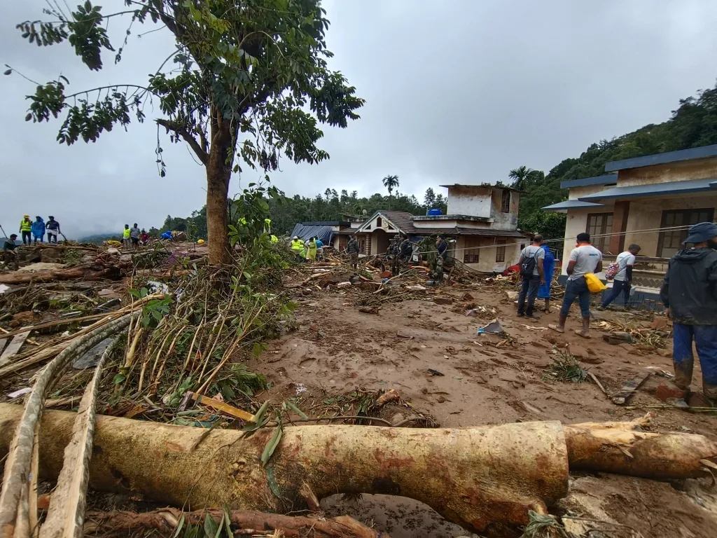 അട്ടമല റോഡിലെ തേയില കമ്പനിയുടെ ഉടമസ്ഥതയിലുള്ള ആശുപത്രിക്ക് സമീപം പാടികളുണ്ട്. അതിൻ്റെ തൊട്ടടുത്താണ് മരം പുഴയിലേക്ക് വീണിട്ടുള്ളത്.